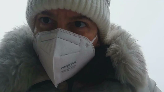 Soğuk bir günde nicoletta sokakta kendi üzerine işiyor