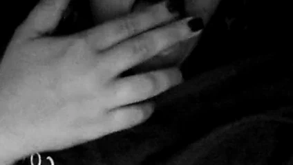 Kendi kedi suyunu parmaklarından temizleme