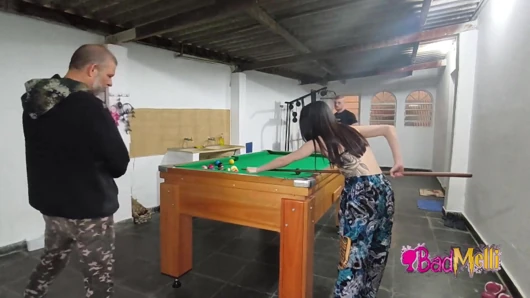 Erkek arkadaşım ve kayınpederimle çıplak bilardo oynuyordum