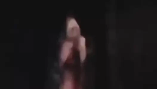 Azgın zenci üvey anne büyük zenci yarağı ile görüntülü görüşmede mastürbasyon yapıyor
