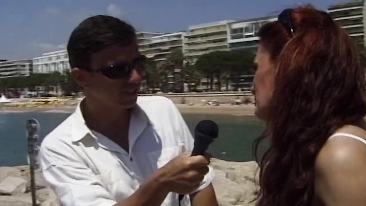 Azgın orta yaşlı seksi kadın kalın yarak ve şişe sokma ile genişliyor