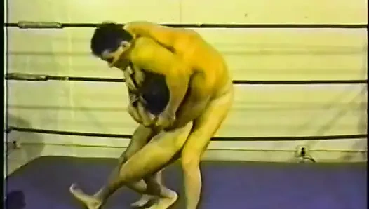 İki fit güreşçi bir boks pistinde çıplak dövüşüyor