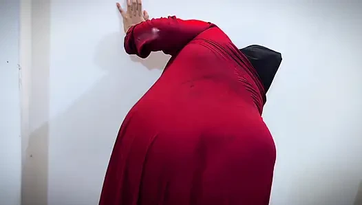 Arap üvey anne evde kimse yokken üvey oğlunu ve arkadaşıyla romantik seks yapıyor