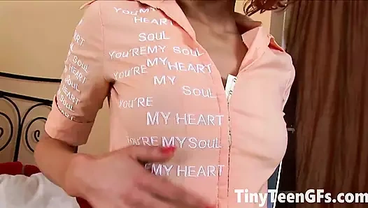 Kızıl saçlı genç sürtük ağzı açık amından sikiliyor