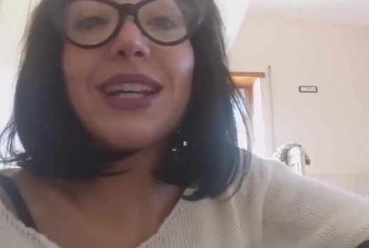 Arkadaşım Nicoletta Embassi'ye yemin ediyorum, sana göğüslerimi gösteriyorum ve gerçekten kabaca konuşuyorum. Biz iki yaramaz arkadaşız