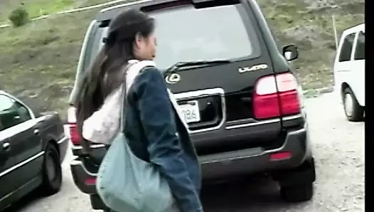 Vampir esmer bayan bacaklarını açıyor ve biraz döl için içine yarak alıyor