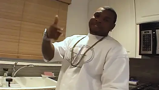 Olgun esmer büyük zenci gırtlağına kadar alıyor ıslak dağınıklık