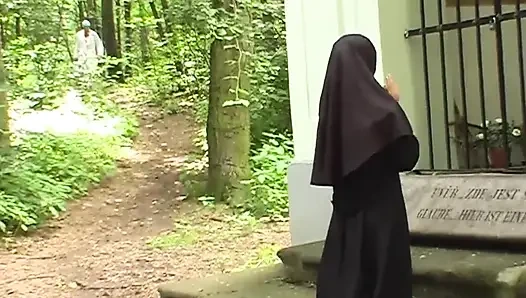 Amcık ormanda amını parmaklıyor... ağzına boşalma