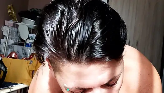 Sabah boşalmak için sakso çekiyor ve yutuyor