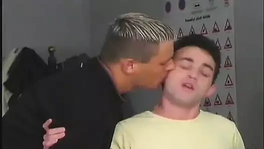 Sarışın öğrenci birbirlerini sikmeden önce meslektaşlarına sınıfta biniyor