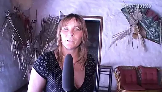 Seks ve orgazm arasında havuzda bir röportajla karşı karşıya olan iki milfs ile seks partisi