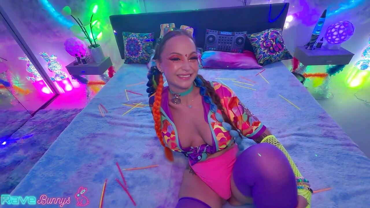 Katalina Kyle Mor Dizlikleriyle Twerk Yapıp Dizlerinin Üstüne Çöküyor!