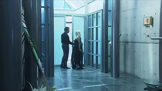 Ateşli Sophie kocasını ateşli bir saksoyla ödüllendiriyor ve karşılığında sert bir domaltmalı sikişiyor