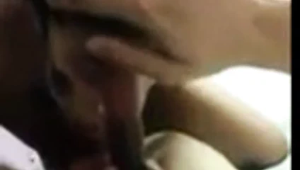 Kısa saçlı ofis kız promosyon için oral seks verir