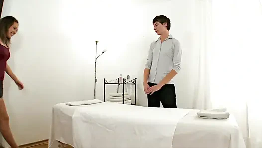 Üvey kız kardeşim masajla heyecanlanıyor ve sikişmek istiyor