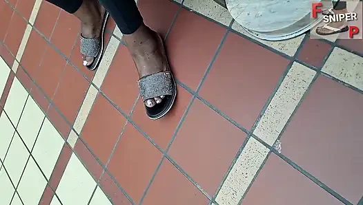 Pembe ayak parmaklı iri güzel ayaklı çalışan bayan zenci