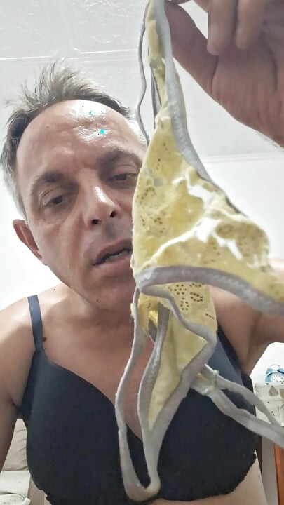 Mastürbasyon yapmak ve götümü yaymak için tangaları ve sutyen giymeyi seviyorum!