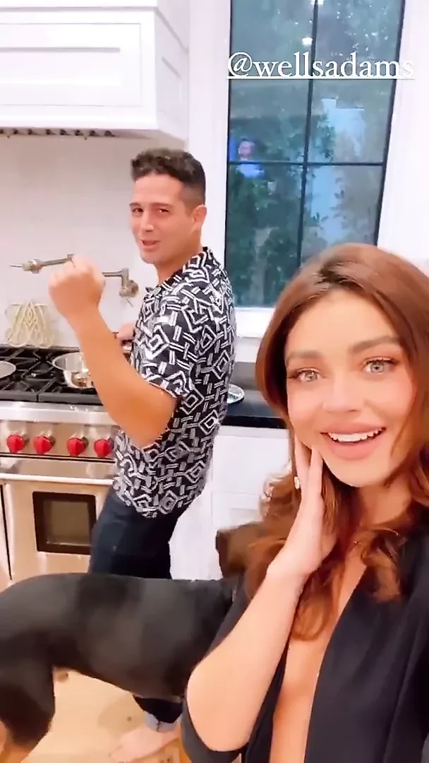 Sarah hyland evde açık gömlekli bencil