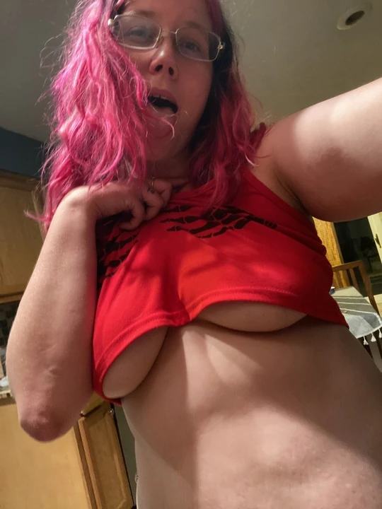 Толстая милфа тренирует анал