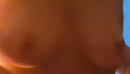 karısı gösterilen göğüsleri