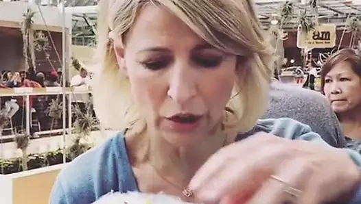 Bir saman ile yudumlarken