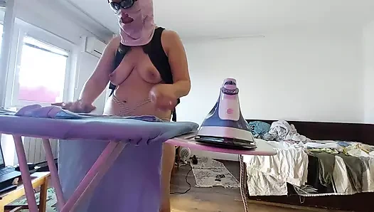 Amatör evli kadın ev işlerini çıplak yapıyor. Kıllı amcıklı esmer, büyük götlü. Amatör evli kadın kesiyor kıyafetlerini denerken eğleniyor. Seks