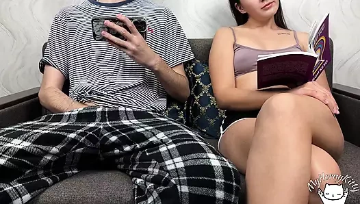 Üvey erkek kardeş elimi sikinin üstüne koydu! Bana orgazm yaşatmak için bu kadar becerikli ellere sahip olduğunu bilmiyordum!