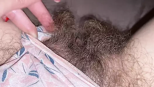 Yakın çekim - son derece büyük klitoris ve kıllı amcık