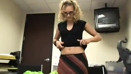 Seksi minyon sarışın kız amcığını büyük yarak emiyor