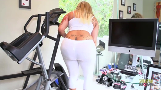 Koca bir kıçı tekmelemek kolay değil ama adam bir şekilde başarıyor