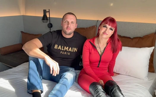 Büyük götlü kızıl saçlı genç kız ateşli adam tarafından sikiliyor!