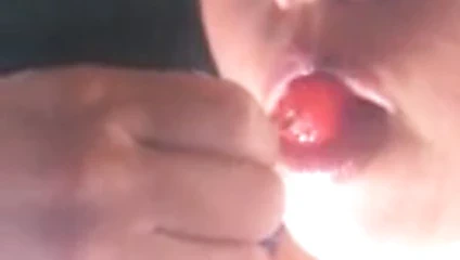 gordita guapetona latina, chupando paleta de forma sexi