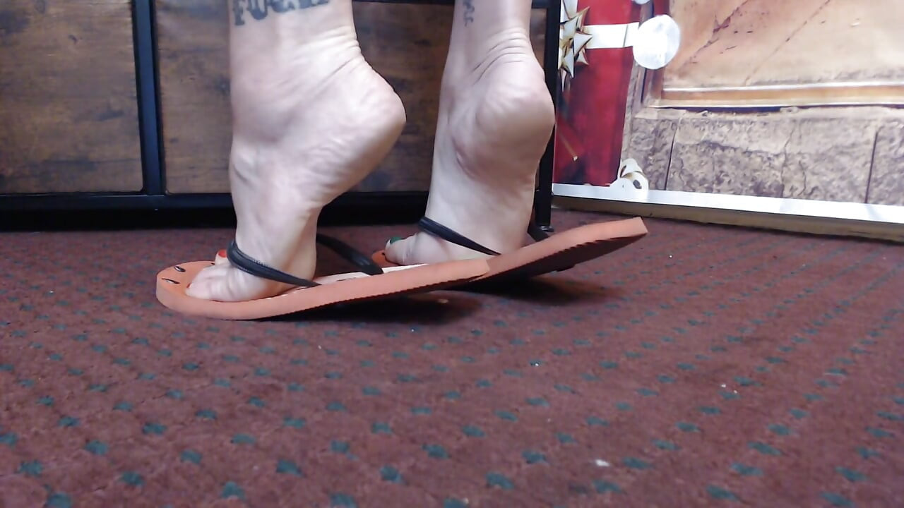 Flipflop ayakkabı oyunu ayakta yakın çekim orta yaşlı seksi kadın