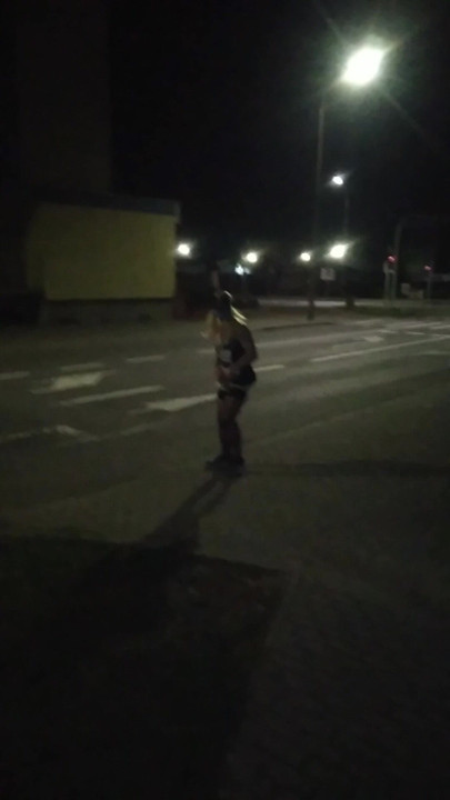 Genç korkak crossdresser gece sokak yürüyüşü yanıp sönen