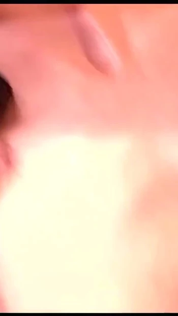 Эмоциональный момент из "Восхитительная рыжая с маленькими сиськами скачет на большом выпуклом хуе"