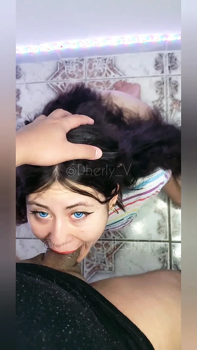 Komşumun üvey erkek kardeşi çok yaramaz, evime geliyor ve yarağımdan tüm dölleri alıyor.