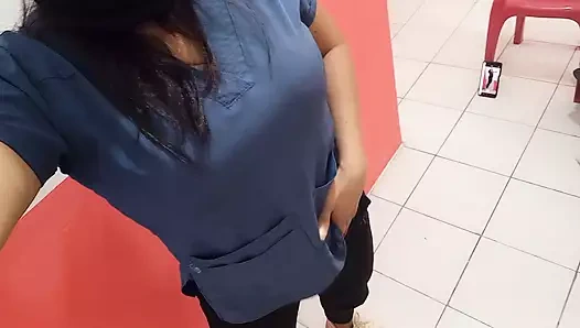 Noel gününde çalışıyorum ve müşterim yok. Kendimi sürtük olarak kaydediyorum ve kalçalarımı gösteriyorum