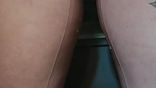 Umumi tuvaletteki bir kamera, garip bir adamı külotunu yıkayan bir kızla sikişirken yakalıyor.