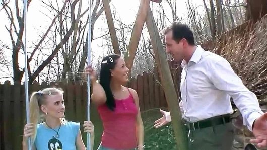 İki minyon genç kız FFM üçlü grup sekste yaşlı adam tarafından ilk anal sikiş için tavlıyor