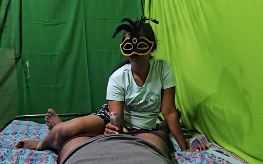 Tamil evli kadın kocasının arkadaşına mastürbasyon yapıyor