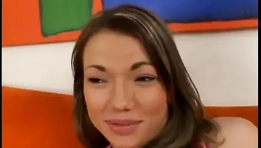 Azgın hatun sert bir yarağa güzel bir oral seks yapmaktan hoşlanıyor