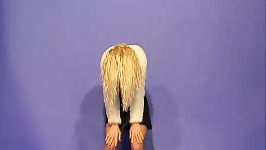 Bir günlüğüne porno yıldızı – sarışın genç monika zevkiniz için amını mastürbasyon yapıyor