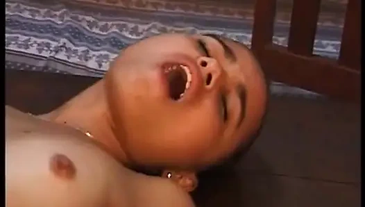 Bu Almanya'dan amatör bir hatun domalıyor ve sikiliyor