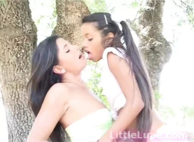 Küçük lupe lezbo'nun ateşli amını yalıyor