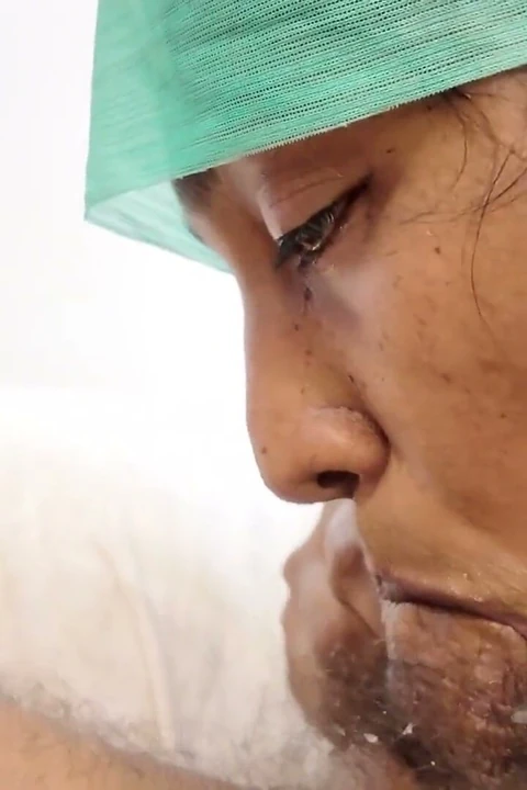 Immfuck'ın şiddetli gırtlağına kadar dudakları parlıyor ve titriyor