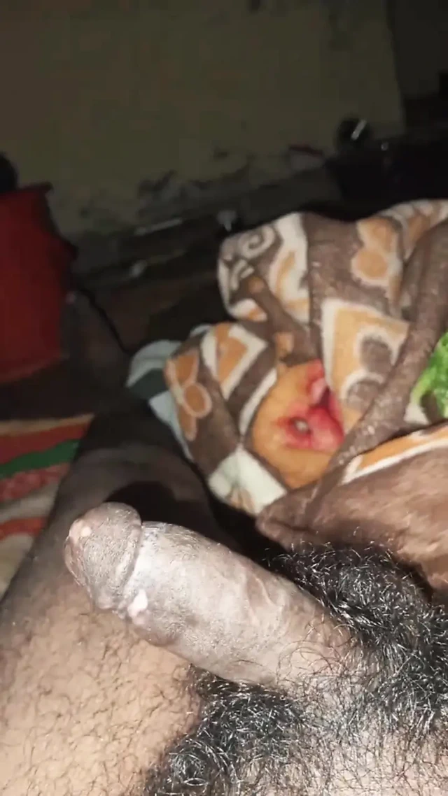 Elimi sikimden boşalmak için kullanıyorum