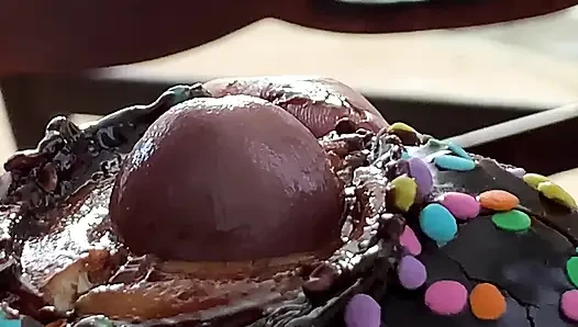 Siyah çikolatalı yarak yiyor döl kaplı çörek ve sprinkles