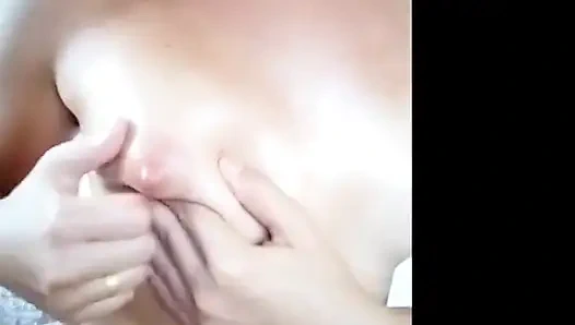 Yağlı dik memeler ve meme ucu oynuyor