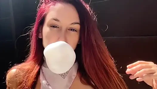 Artemisia açık havada balon sakso çekmeyi ve sigara içmeyi seviyor
