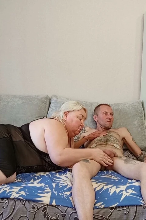 Komşu ağzına boşaltarak sakso çekiyor